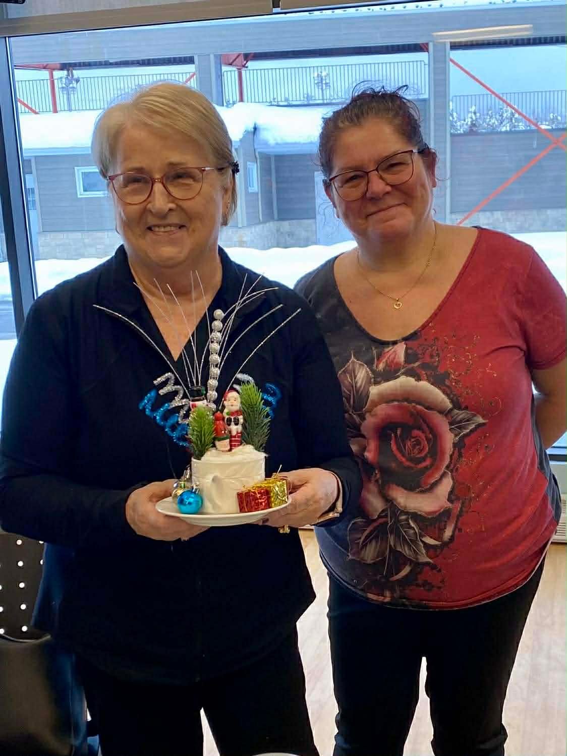 La présidente avec une collègue.