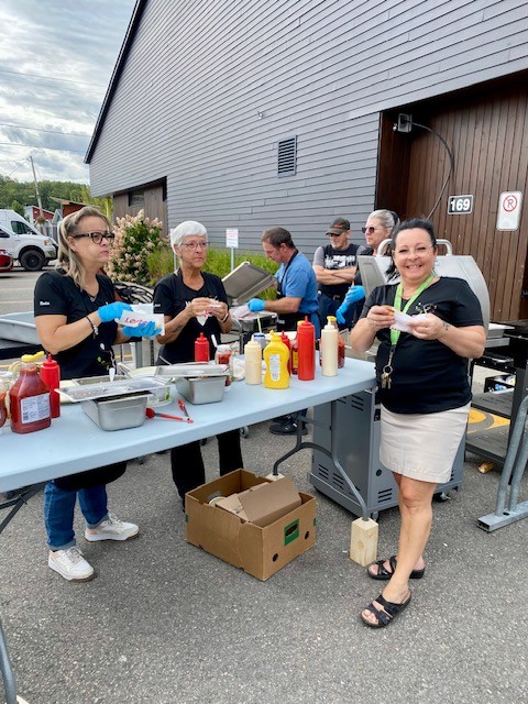 Cynthia du GACF avec d'autre membres de l'équipe