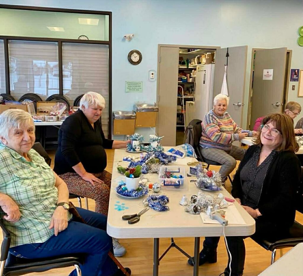 photo de 4 participantes au bricolage