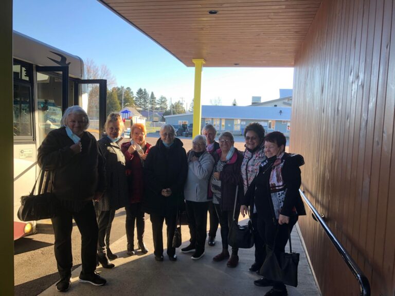 Groupe de membre qui s'apprête à partir en autobus.