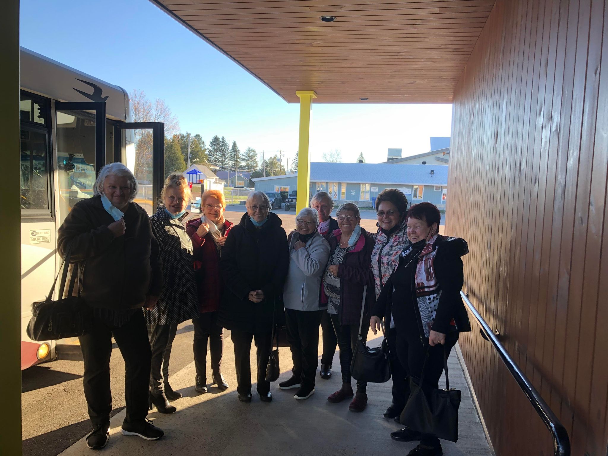 Groupe de membre qui s'apprête à partir en autobus.