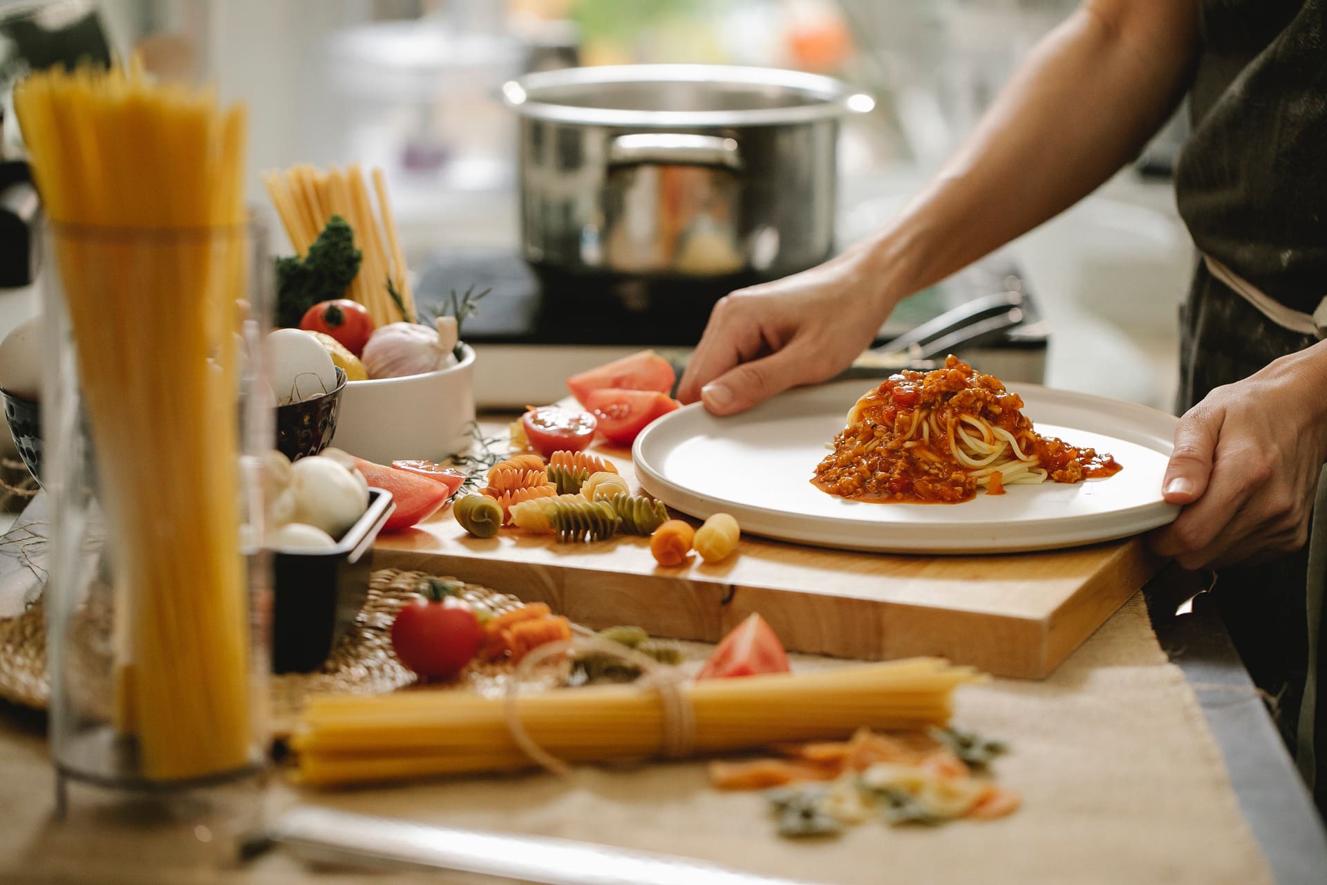 Assiette de spaghetti en préparation