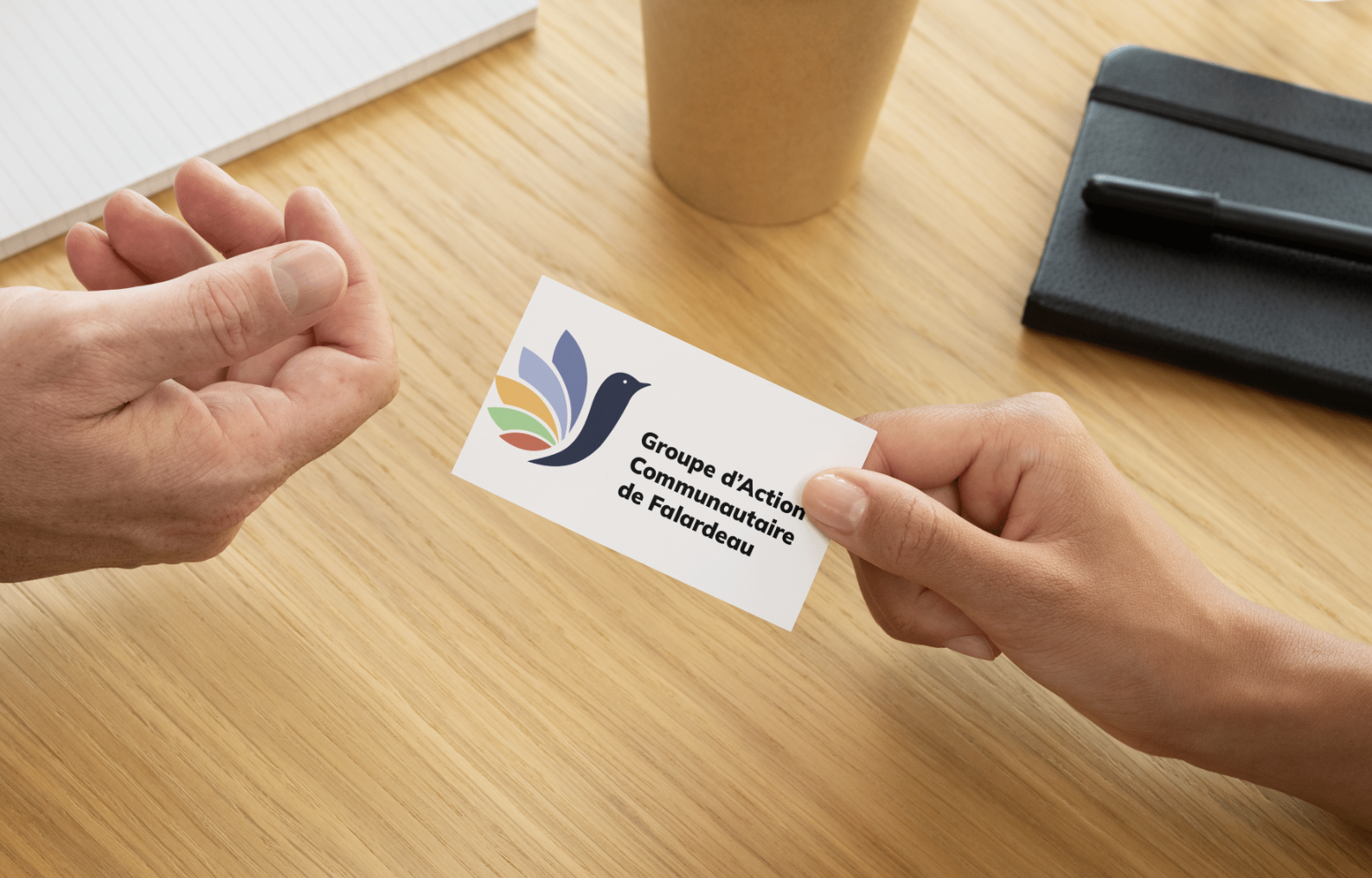 Personne qui tend une carte membre du gacf a une autre personne