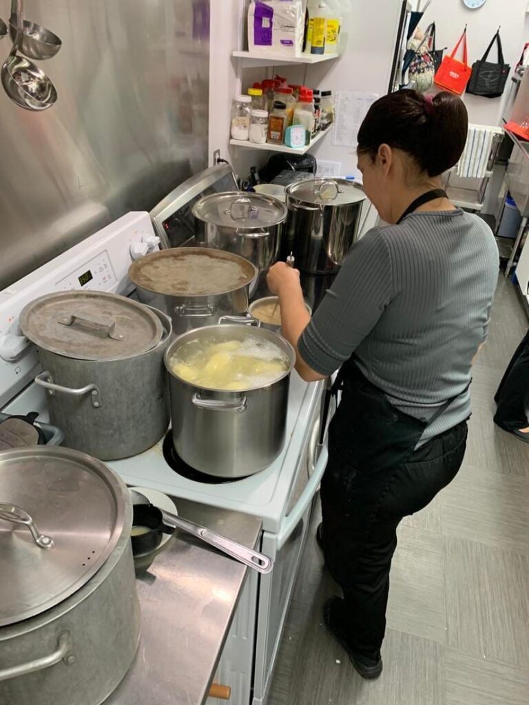 chef cuisinière en préparation de son menu.