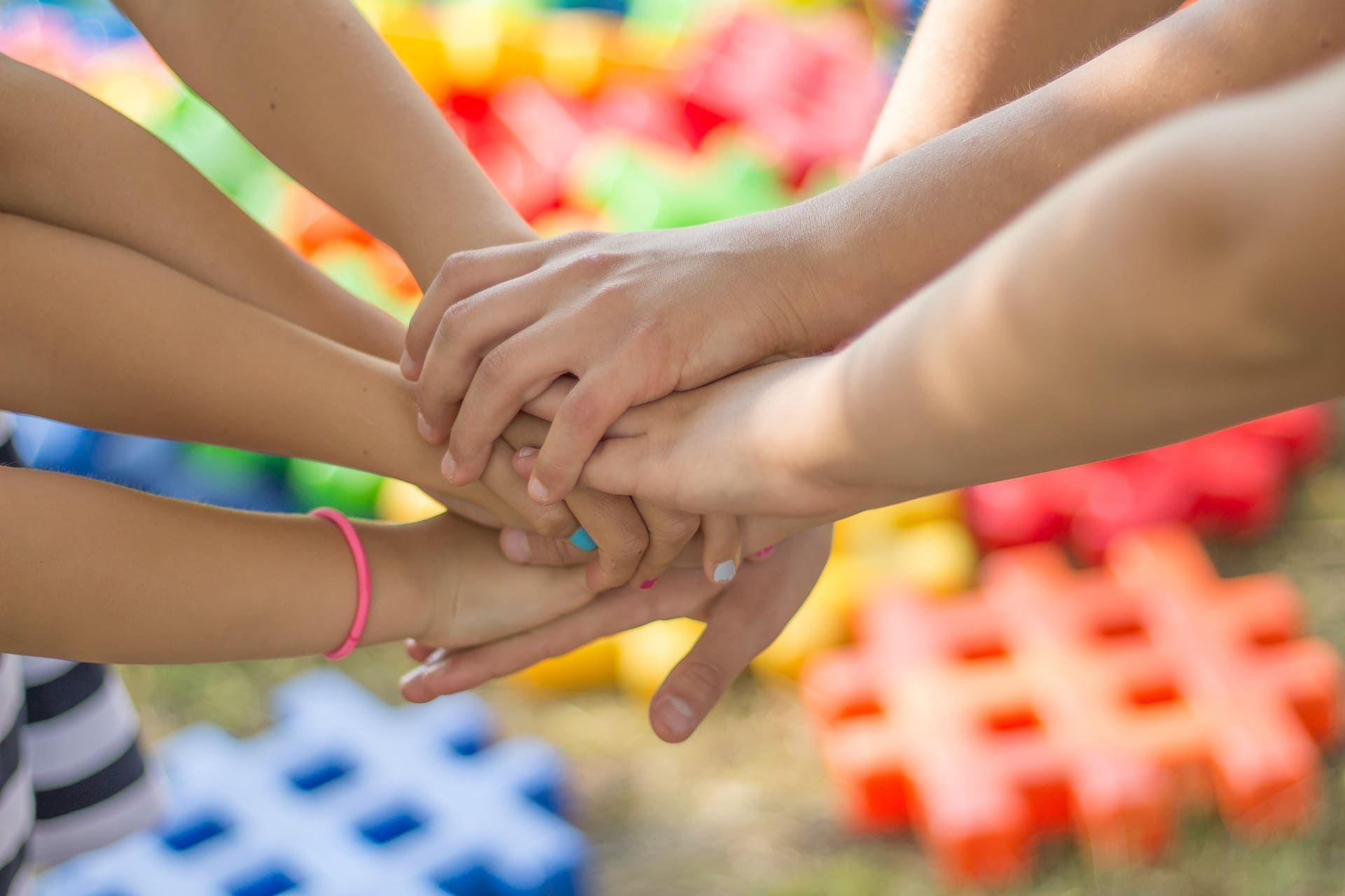 familles qui rejoignent leurs main ensemble