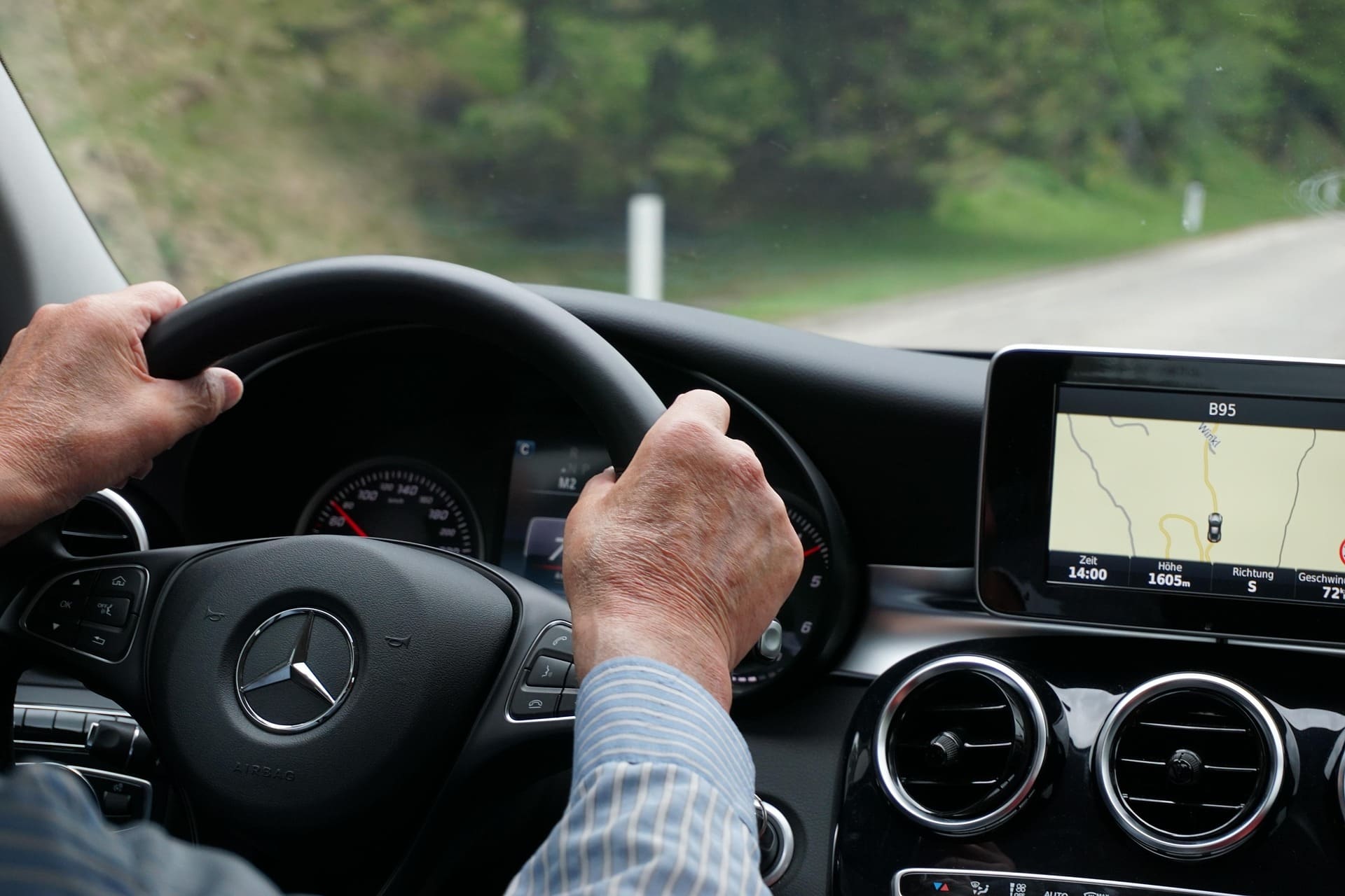 mains sur un volant de voiture