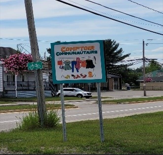 Enseigne du Comptoir montrant des vêtements sur un présentoir